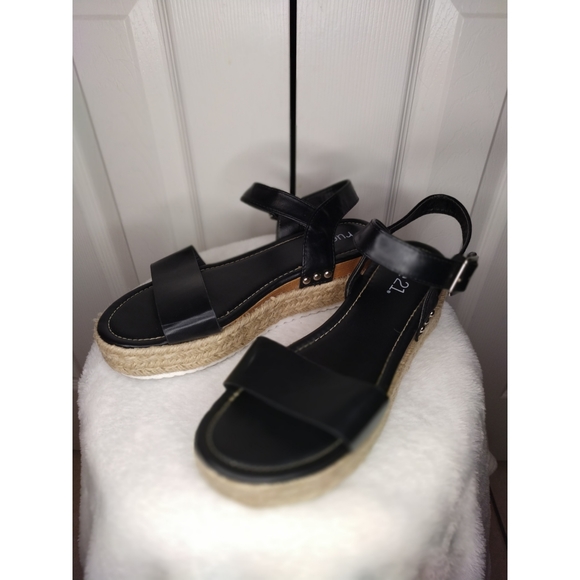 Platform sandals - Picture 2 of 3